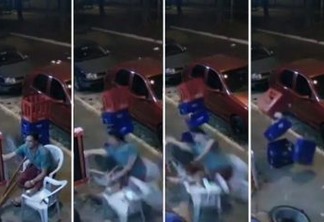 Homem de muleta é atingido por roda que se solta de carro em movimento - VEJA VÍDEO