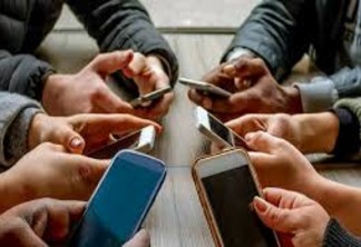Brasileiros não conseguem ficar longe do celular por mais de uma hora, diz pesquisa