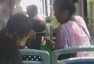 Idosa senta no colo de menino em ônibus cheio para convencê-lo a ceder assento