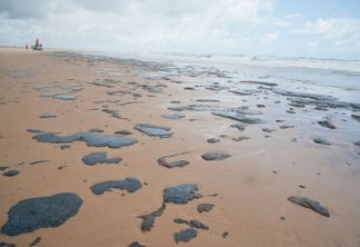 Mancha de óleo atinge ao menos 105 praias do Nordeste