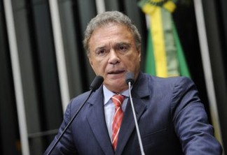 Bolsonaro é Centrão e retrocede no combate à corrupção, diz Álvaro Dias