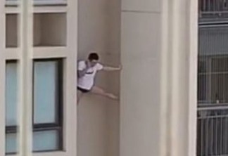Homem de camisa e cueca é filmado escorado do lado de fora de prédio - VEJA VÍDEO