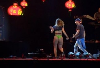 Anitta foge de fã que invade palco durante show em São José - VEJA VÍDEO
