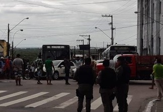 VIAS INTERDITADAS: ambulantes queimam pneus e param trânsito no Centro e Lagoa - VEJA VÍDEOS