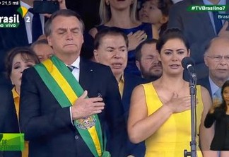 Ao lado da esposa, Bolsonaro chora ao cantar hino nacional em desfile cívico-militar