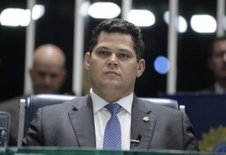Declarações como a de Carlos Bolsonaro merecem desprezo, diz Alcolumbre