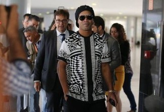 Com passaporte retido, Ronaldinho Gaúcho muda de ramo de atuação e é nomeado Embaixador do Turismo do Brasil