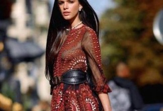 Bruna Marquezine passei por Paris com look grifado e cabelos longos: 'Flutuando'