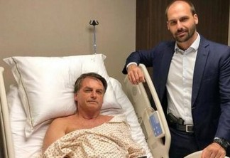 Em foto com o pai no hospital, Eduardo Bolsonaro posa com pistola na cintura e gera constrangimento