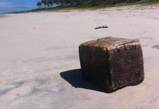 Óleo vazado leva a solução de enigma de caixas que surgem em praias no NE