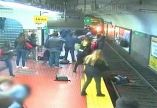 Homem cai e 'empurra' mulher em trilho de metrô - VEJA VÍDEO