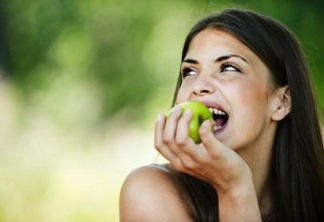 Chiclete sem açúcar, frutas, verduras e legumes são aliados da saúde bucal