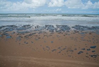 Petrobras recolhe mais de 133 toneladas de resíduo oleoso de praias