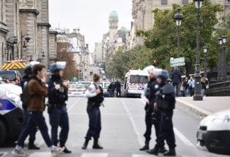 Homem invade sede da Polícia e mata quatro pessoas a facadas em Paris