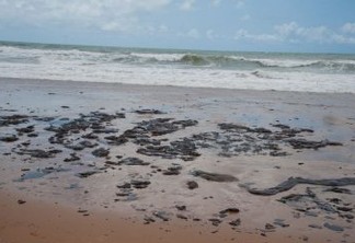 Bahia decreta estado de emergência por manchas de óleo no litoral