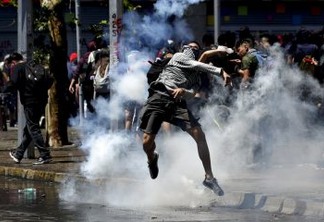 AUMENTO DA TARIFA DO METRÔ: Manifestantes e polícia entram em confronto no Chile - VEJA VÍDEOS