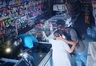 Durante assalto, bandido beija cabeça de idosa para acalmá-la: não quero seu dinheiro' - VEJA VÍDEO