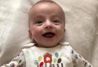 Bebê sorri para o pai depois de cinco dias em coma e foto viraliza