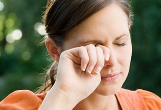 Coçar os olhos provoca prejuízos à visão e pode causar cegueira