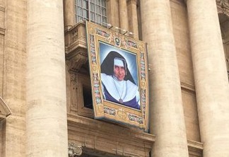 Dez mil brasileiros participam da canonização da Irmã Dulce