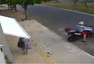 SUSTO: Motoqueiro faz mulher desavisada ser 'engolida' por portão de garagem; VEJA VÍDEO