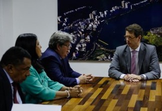 João Azevêdo se reúne com ministro do Meio Ambiente e cobra providências sobre manchas de óleo