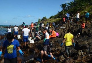 O trabalho quase impossível de se limpar com as mãos as praias contaminadas por óleo do Nordeste - Por Felipe Betim
