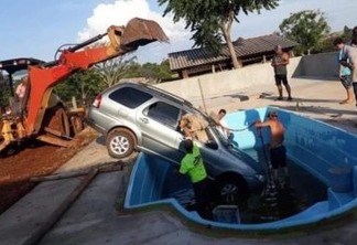 'Ruim de roda'! Bebê pega carro dos pais, liga veículo e joga dentro de piscina