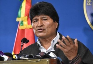 Handout photo released by the Bolivian Presidency of Bolivian President Evo Morales speaking during a press conference in El Alto, on November 9, 2019. - Police in three Bolivian cities joined anti-government protests Friday, in one case marching with demonstrators in La Paz, in the first sign security forces are withdrawing support from President Evo Morales after a disputed election that has triggered riots. (Photo by HO / Bolivian Presidency / AFP) / RESTRICTED TO EDITORIAL USE - MANDATORY CREDIT "AFP PHOTO / BOLIVIAN PRESIDENCY " - NO MARKETING NO ADVERTISING CAMPAIGNS - DISTRIBUTED AS A SERVICE TO CLIENTS