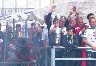 Flamengo comemora título com torcida pelas ruas do Rio de Janeiro - ASSISTA!