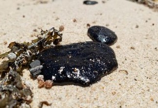 PERIGO EM JP: Óleo atinge praia do Bessa e banhistas alertam sobre material tóxico - VEJA VÍDEO