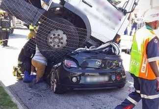 Mulher tem carro esmagado por caminhão desgovernado e sobrevive - VEJA IMAGENS