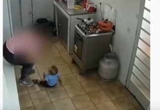 MAUS TRATOS: cuidadora arrasta criança de 1 ano no chão da creche - VEJA VÍDEO