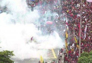Desfile do Flamengo no Rio termina com confronto e bombas da PM