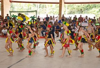 Centenas de alunos de Santa Rita apresentam projeto sobre tradições indígenas