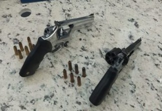 PRF prende homem com duas armas ilegais em Campina Grande