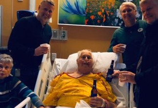 Antes de morrer, idoso toma a última cerveja com seus filhos