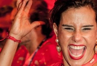 'AI QUE LOUCURA': Narcisa Tamborindeguy cai do sofá durante entrevista; VEJA VÍDEO