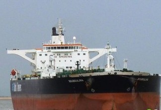 Justiça apura se navio grego com óleo tentou contato com firmas no Brasil