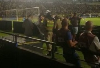 Polícia detém repórter e apreende celular durante jogo da Série B - VEJA VÍDEO