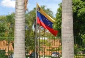 Com apoio de deputados brasileiros, aliados de Maduro recuperam controle da embaixada venezuelana