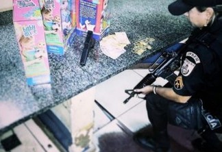 Polícia prende homem com arma falsa após assaltar loja e roubar bonecas