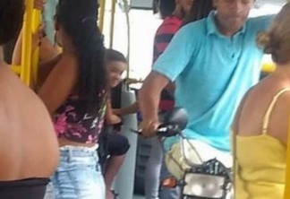 Homem transporta moto dentro de ônibus do BRT