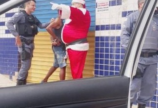 PM vestido de Papai Noel prende condenado durante entrega de presentes