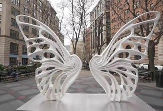 Escultura em Nova York homenageia travesti Dandara dos Santos, vítima de violência