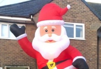 SUSTO: Homem encomenda Papai Noel inflável e tem surpresa ao inflar o 'bom velhinho'