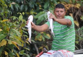 Pelos rios próximos à capital amazonense é comum encontrar pescadores nas portas das casas (Tomaz Silva/Agência Brasil)