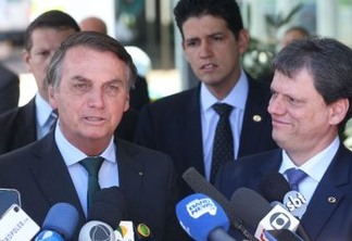 O presidente Jair Bolsonaro e o ministro da Infraestrutura, Tarcísio de Freitas durante entrevista à imprensa