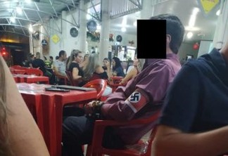 Homem é flagrado com faixa de símbolo nazista em bar - VEJA VÍDEO