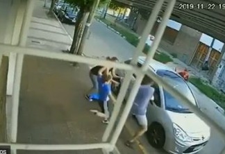 Menino surpreende e dá uma “bicuda” em assaltante de carro para defender a mãe - VEJA VÍDEO
